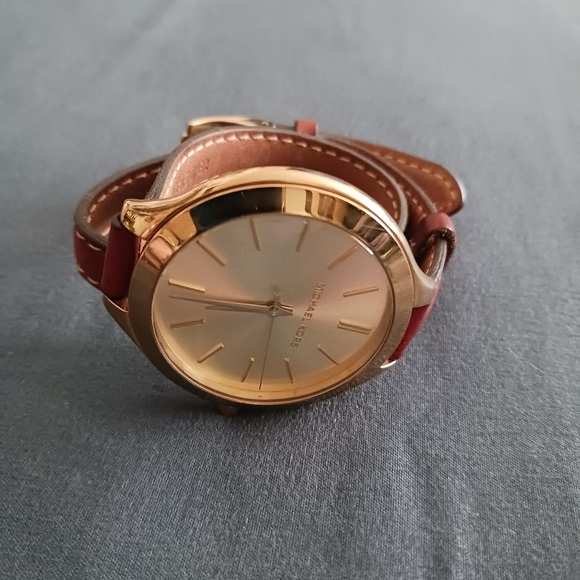 VINTAGE | MICHAEL KORS BEAUTIFUL LEATHER WRAP AROUND BRACELET - Picture 2 of 12